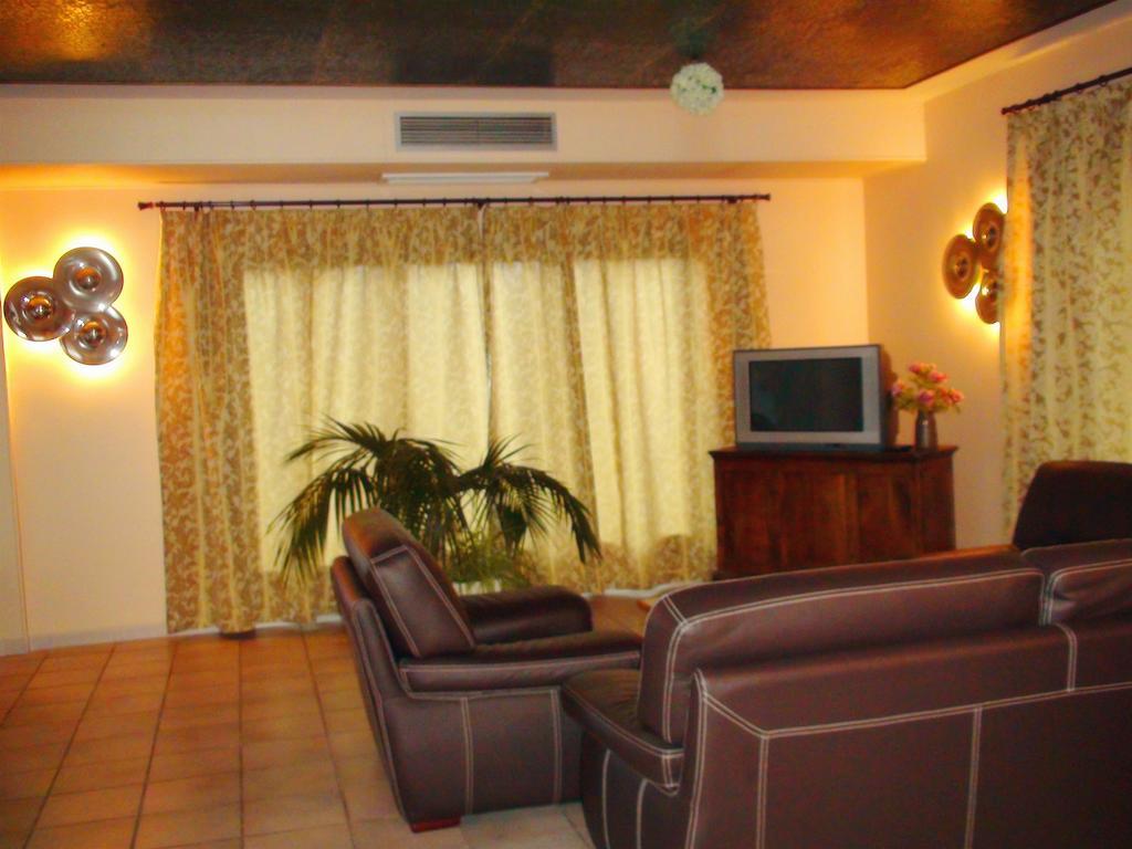 Motel Des Bruyeres Lamotte-Beuvron Exterior photo